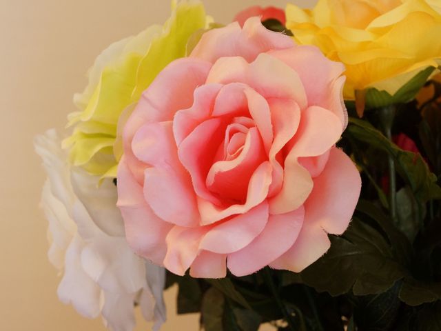 カラフルな造花の装飾 装飾 和やかな雰囲気を感じさせるカラフルな造花は、お迎えする皆様に優しい印象を与えます。
