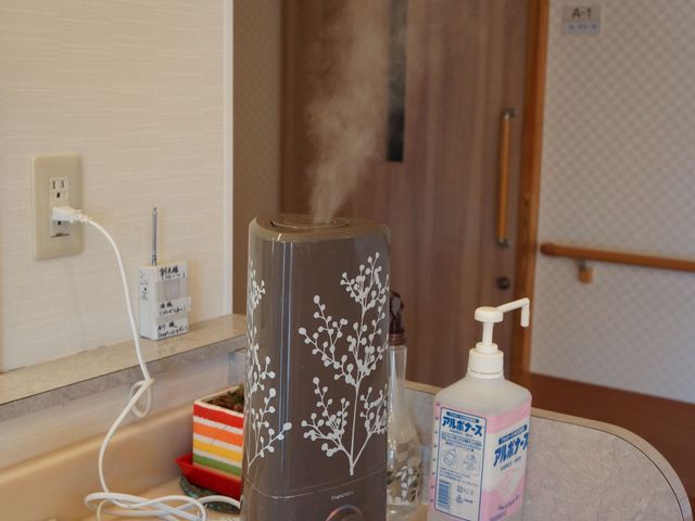 加湿器と手指消毒の設備 共有スペース 清潔を保つ手段として、加湿器や手指消毒剤が配置された衛生的な空間です。利用者の快適さと衛生管理に配慮がされています。