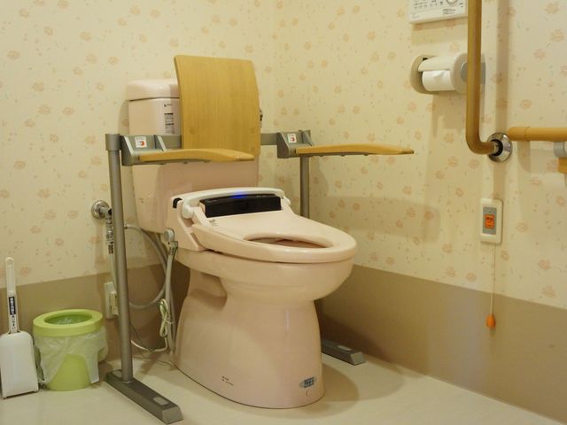 バリアフリー設計のトイレ トイレ 手すり付きで安全に設計された洗練されたトイレです。快適な日々を過ごすための細やかな配慮が行き届いています。