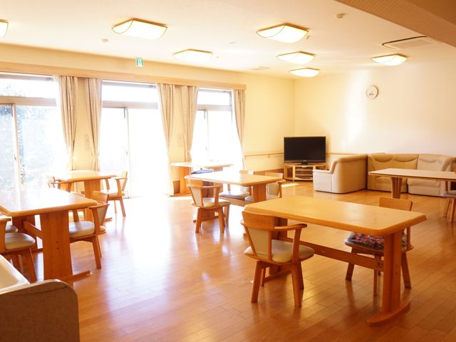明るい共有リビング空間 食堂 広々としたリビングエリアです。窓からの自然光がたっぷりと入り、くつろぎの時間を過ごせるよう配慮されています。