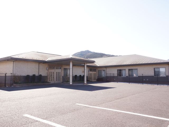平屋建ての外観 外観 広々とした駐車スペースを備え、静かな環境に佇む施設では、安心して業務に専念できます。