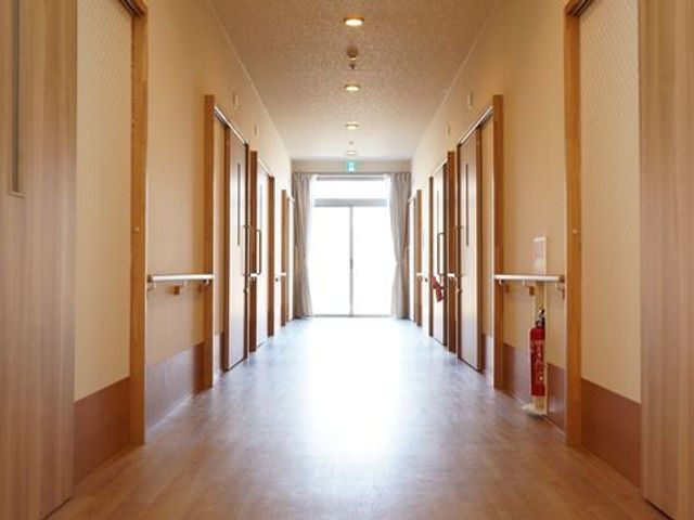 広々とした明るい廊下 廊下 手すりが設置された廊下はゆとりのあるスペースを持ち、安全に配慮された設計となっております。自然光が差し込む心地よいです。