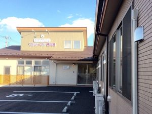 新築そうな外観の建物
