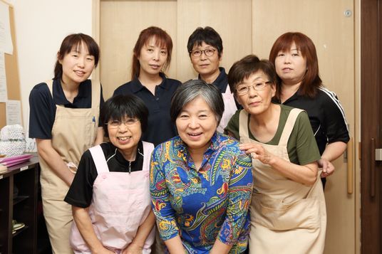 スタッフグループの笑顔