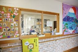 受付と掲示物のある空間