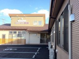 明るい外観の建物エントランス