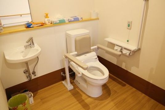 手すり付き清潔なトイレ