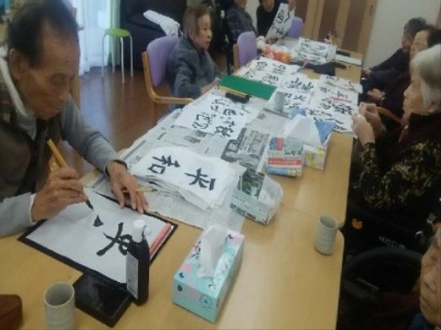 書道を楽しむ活動風景 レクリエーション風景 ゆったりとした空間で、皆さんが集い書道に没頭している様子です。このような文化活動もお手伝いできる環境があります。