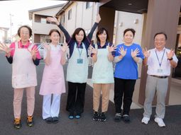 スタッフが笑顔で挨拶