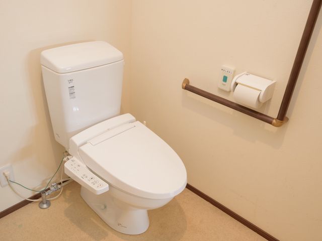 バリアフリートイレ設備 トイレ 使いやすい設計の清潔なトイレです。安全を考慮した手すりも備えており、快適にお使いいただけます。