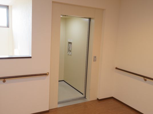 手すり付きのエレベーター入口