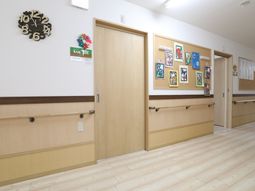 廊下に掲示物と時計