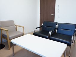 待合室の椅子とテーブル