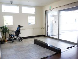 明るいエントランスホール