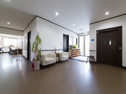 廊下にソファーと植物