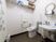 トイレは温水洗浄便座で、壁に操作ボタンが付いている。壁に、小さい手洗い場があり、ペーパータオルも取り付けられている。