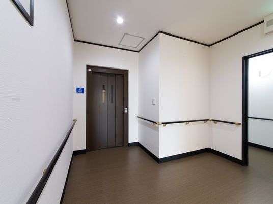 施設内には上下階に移動ができるエレベーターがあるので大変便利である。壁には手すりが取り付けられている。