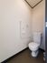 白で統一されたトイレの壁には、L字型の手すり、緊急時ボタンが取り付けられているので、安心して利用できる。