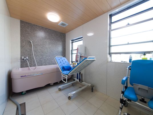 施設の浴場には介護入浴機器が設置されている。そのため、入浴者・介護者ともに少ない負担で入浴することができる。