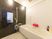 一般家庭タイプの浴室になっており、壁にはL字型、I型の手すりが取り付けられている。浴室乾燥機も付いている。