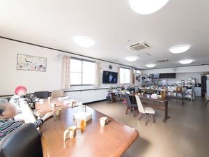 明るい共用ダイニングルーム