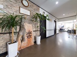 応接スペースと植物のあるロビー