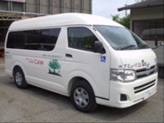 白基調の施設送迎車 送迎バス 施設用の送迎車は清潔感のある白色で、移動の際も安心してご利用いただけるデザインです。