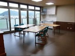 窓際の明るい共有空間