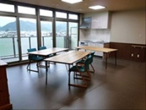 窓際の明るい共有空間