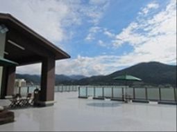 青空と山々の景色のテラス
