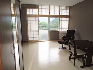 落ち着いた和室と湖の景色