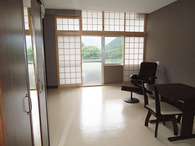 落ち着いた和室と湖の景色 居室 自然光豊かな和室で、外の景色をお楽しみいただけます。心安らぐ空間で、ゆったりとした時間を過ごすことができます。