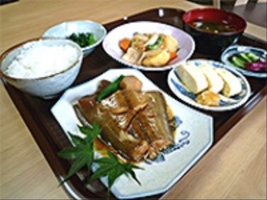 和食を盛り付けたお膳