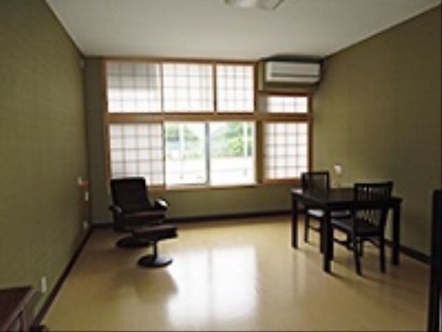 広々とした落ち着いた和室 居室 日当たりの良い和室で、一人ひとりのゆったりとした時間を大切にできる空間です。暮らしやすさを考えたシンプルで機能的な造りになっています。
