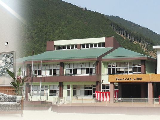 山あいに建つ建物外観  