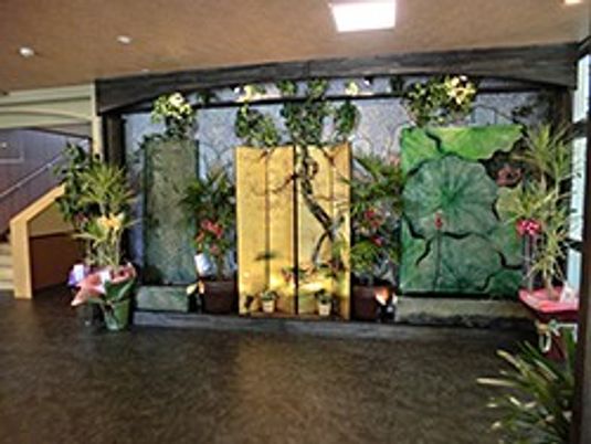 植物が映えるエントランス  
