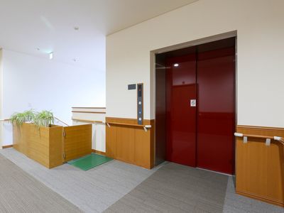 赤い扉のエレベーター前