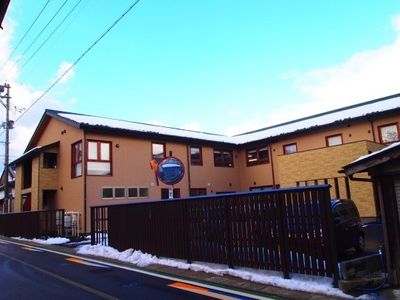 茶色い建物の外観