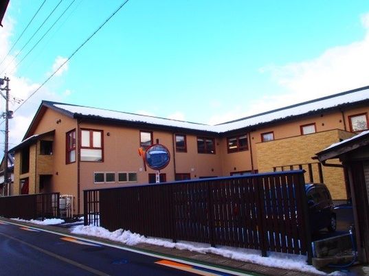 茶色い建物の外観
