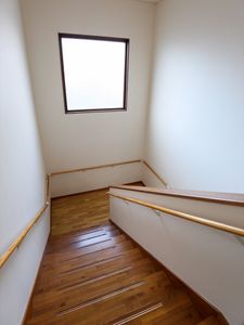 手すり付ききれいな階段