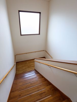 手すり付ききれいな階段