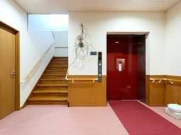 エレベーターと階段のある廊下