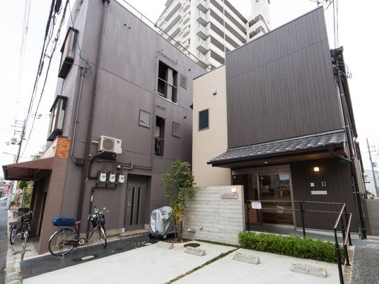 現代風の外観の建物
