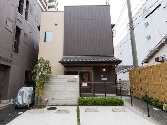 清潔感のある建物エントランス