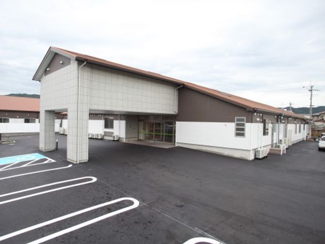 広々とした外観の建物 外観 駐車スペースも充実した清潔感のある建物です。この場所で一緒に働く仲間をお待ちしています。