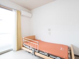 明るい居室の一角