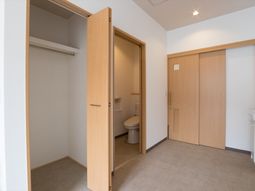 居室の扉とトイレ