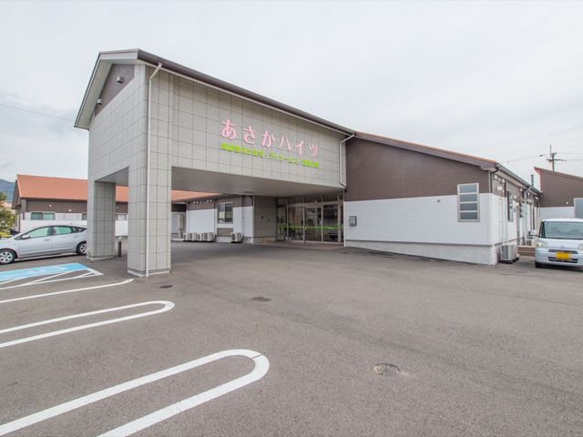 エントランス付属の建物 外観 ゆったりとした駐車スペースが確保され、明るく開放感あるエントランスがお出迎えします。バリアフリー設計で誰もが快適に過ごせる環境です。