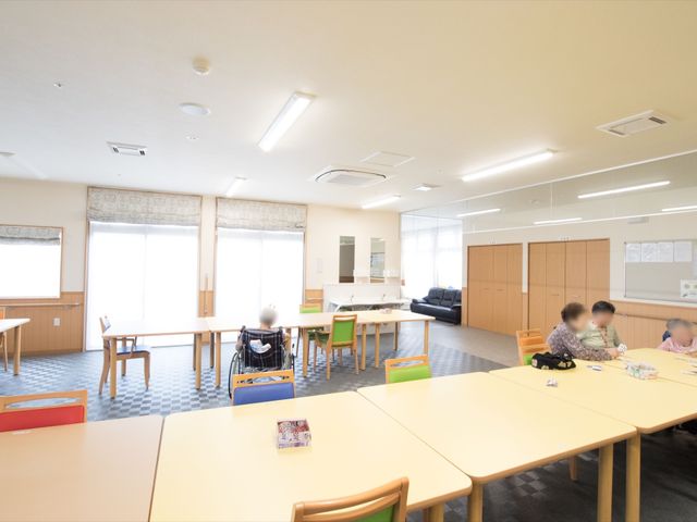明るい多目的利用スペース 共有スペース 広々とした清潔感溢れる共有スペースです。個々の趣味や活動を楽しむ方々の姿が温かな雰囲気を醸し出しています。