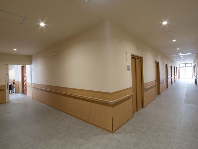 ゆったりとした廊下 廊下 手すりがついた明るい廊下です。ゆったりと歩ける空間が確保され、快適にお過ごしいただけます。